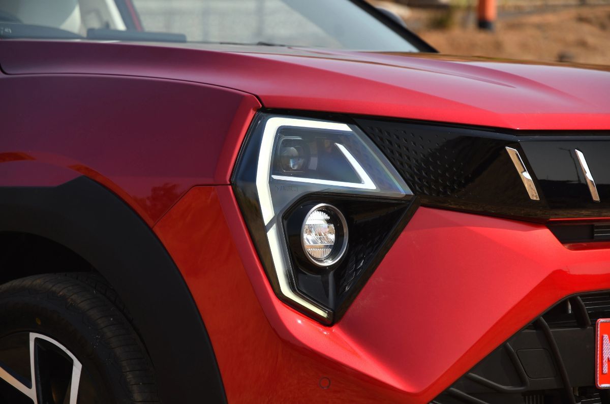 The headlights are split into two sections with a concealed projector unit up top, and an open projector fog lamp unit below.